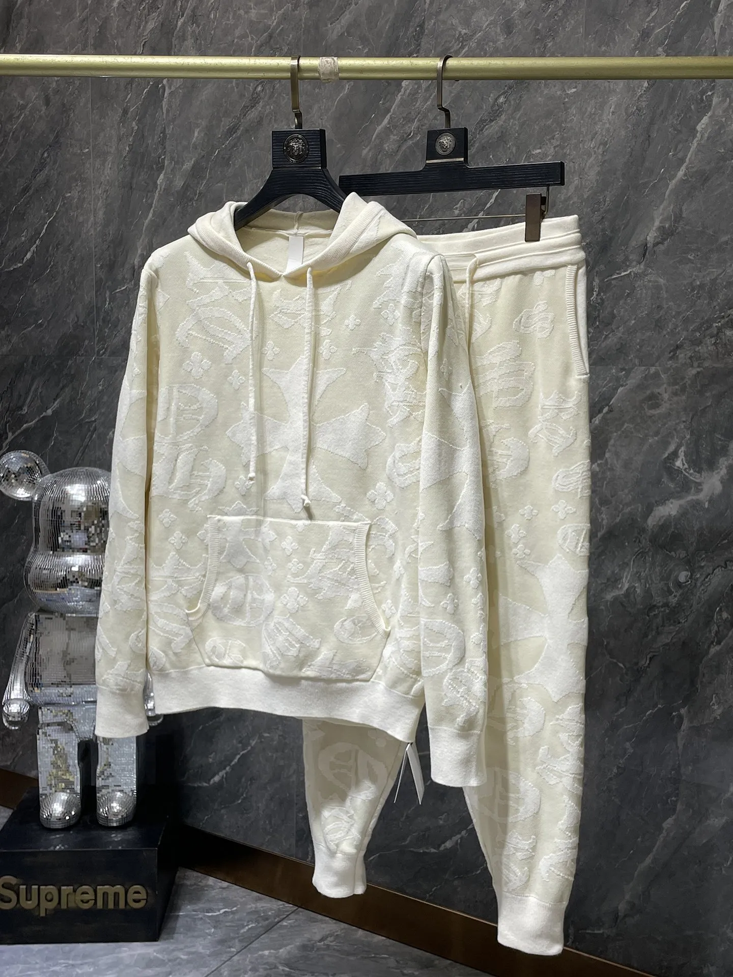 P436 Chrome Hearts🍁Sweater Series🍁 The same knitted suit from the official website. Special sesame base jacquard. Selected high-quality wool and 100% cotton knitted thickened fabric. Recommended color: beige. Size: S, M, L, XL.